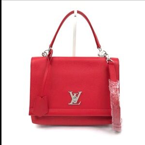 Louis Vuitton
Taurillon Leather Lockme MM
